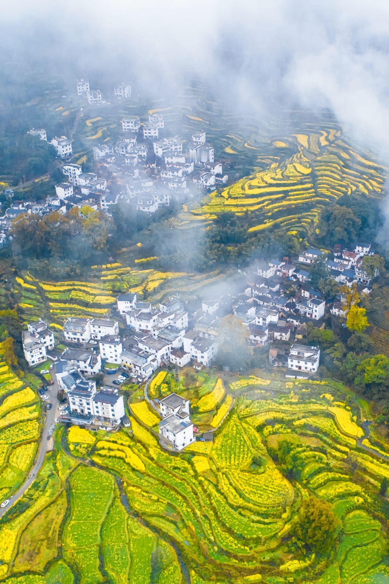 我们现在都在说推进县中教育，但是县中依旧没有办法摆脱困境，一个最核心的问题就是待