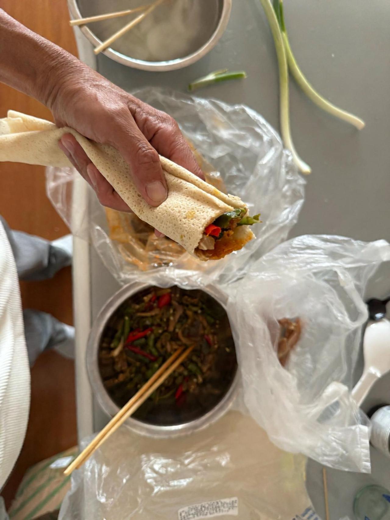 这煎饼卷一切真好吃