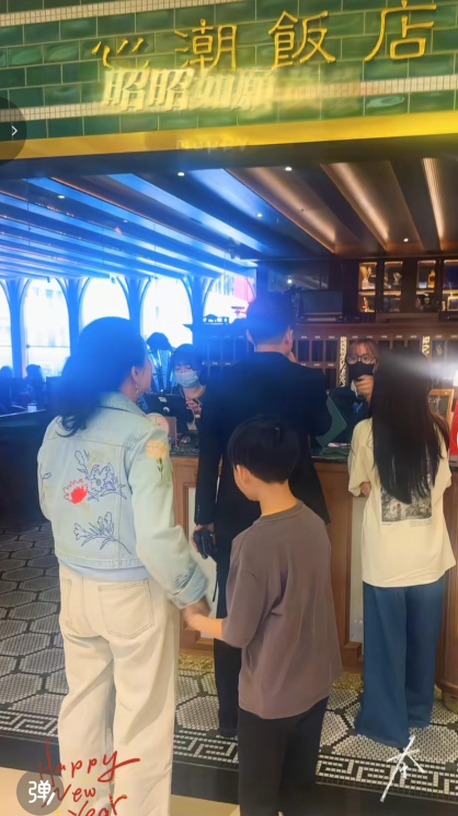 汪小菲一家人浩浩汤汤来到预定好的饭店吃饭，网友发现怎么没见到马筱梅难道是生了吗？