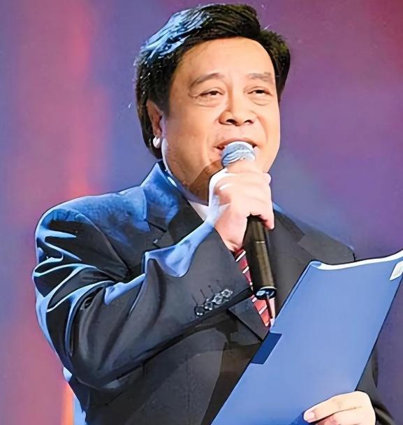 “赵忠祥数几年时间里一直和我保持着不正当关系，并且把我折磨的满身疾病，我有十盒录