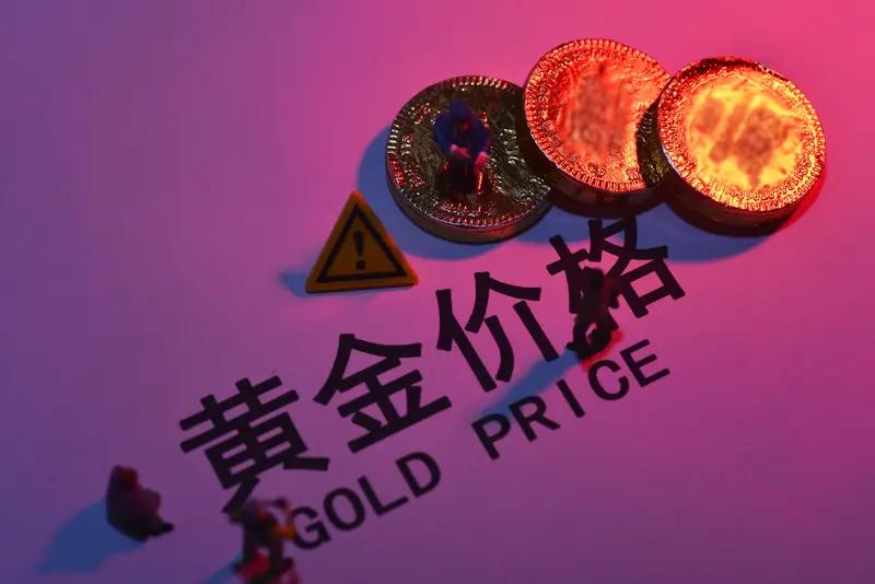 黄金价格进入低价状况，买不买还得好好琢磨琢磨。之前黄金高价的时候，好多人追着买，