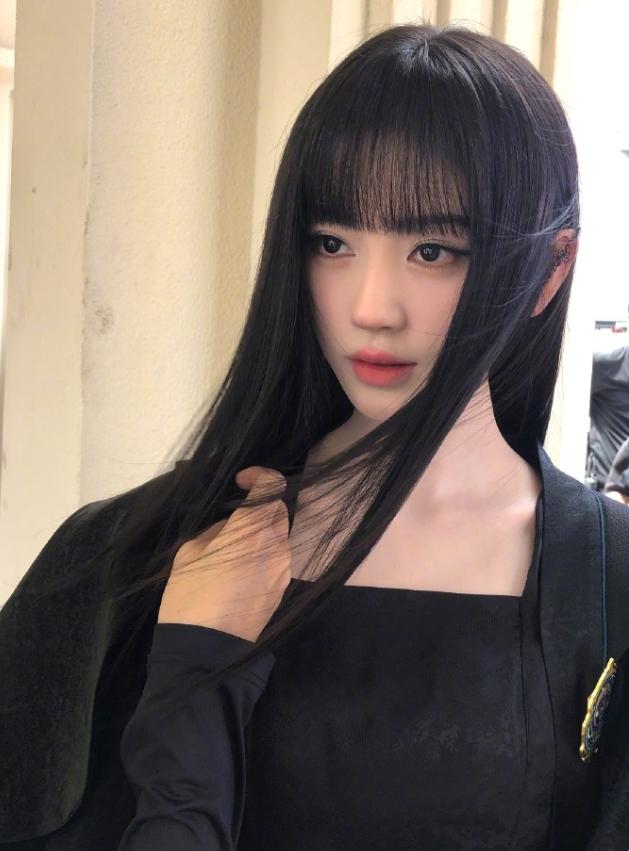 狗仔拍到鞠婧祎认真干饭！鞠婧祎出道十几年，一点恋情绯闻都没有，就连和老东家解约