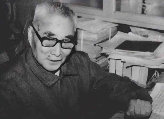 1975年，蒋介石得知黄维被特赦的消息后，立刻邀请他前往台湾，不仅补发了他被俘2