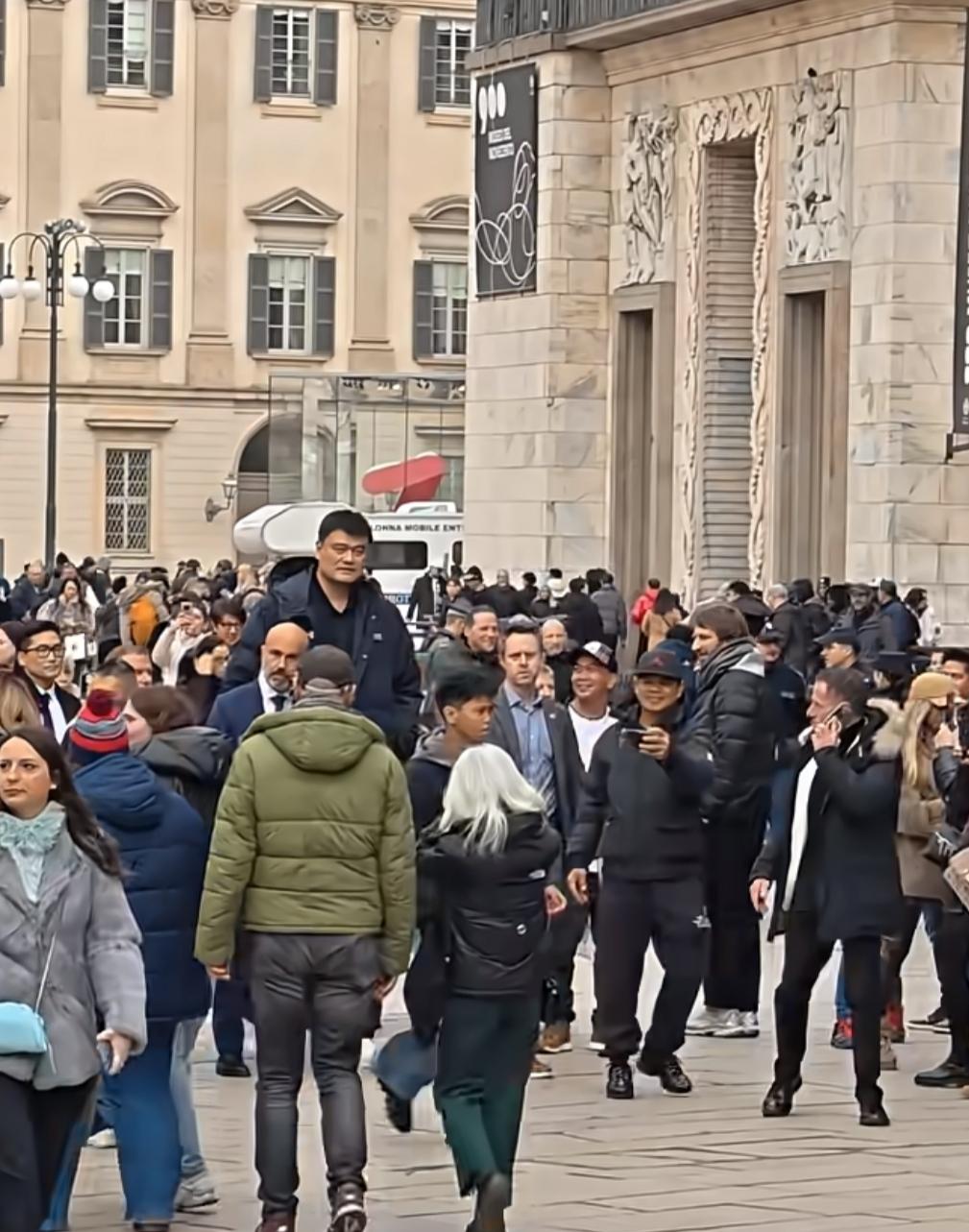 姚明果然还是顶流，中国体育标志性人物！走在米兰街头，在人高马大的欧洲，依然高