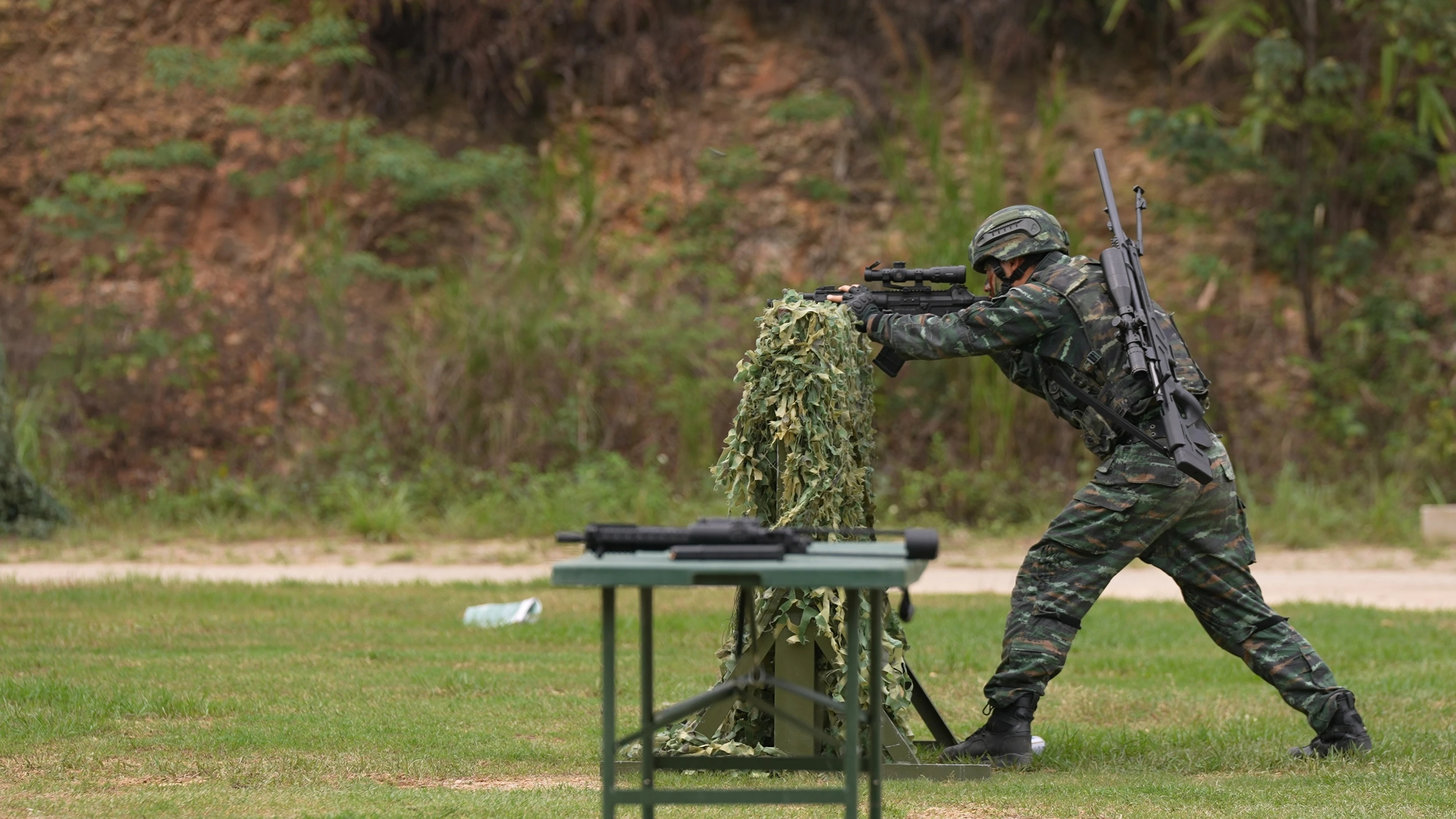 武警第二机动总队某部上尉中队长刘宇，3次征战国际狙击赛场分别荣立一等功、二等功、