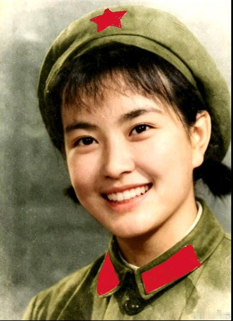 刘晓庆原来当过兵，帅！刘晓庆当过兵。她曾有过长达十年的军旅生涯，这段经历对她的