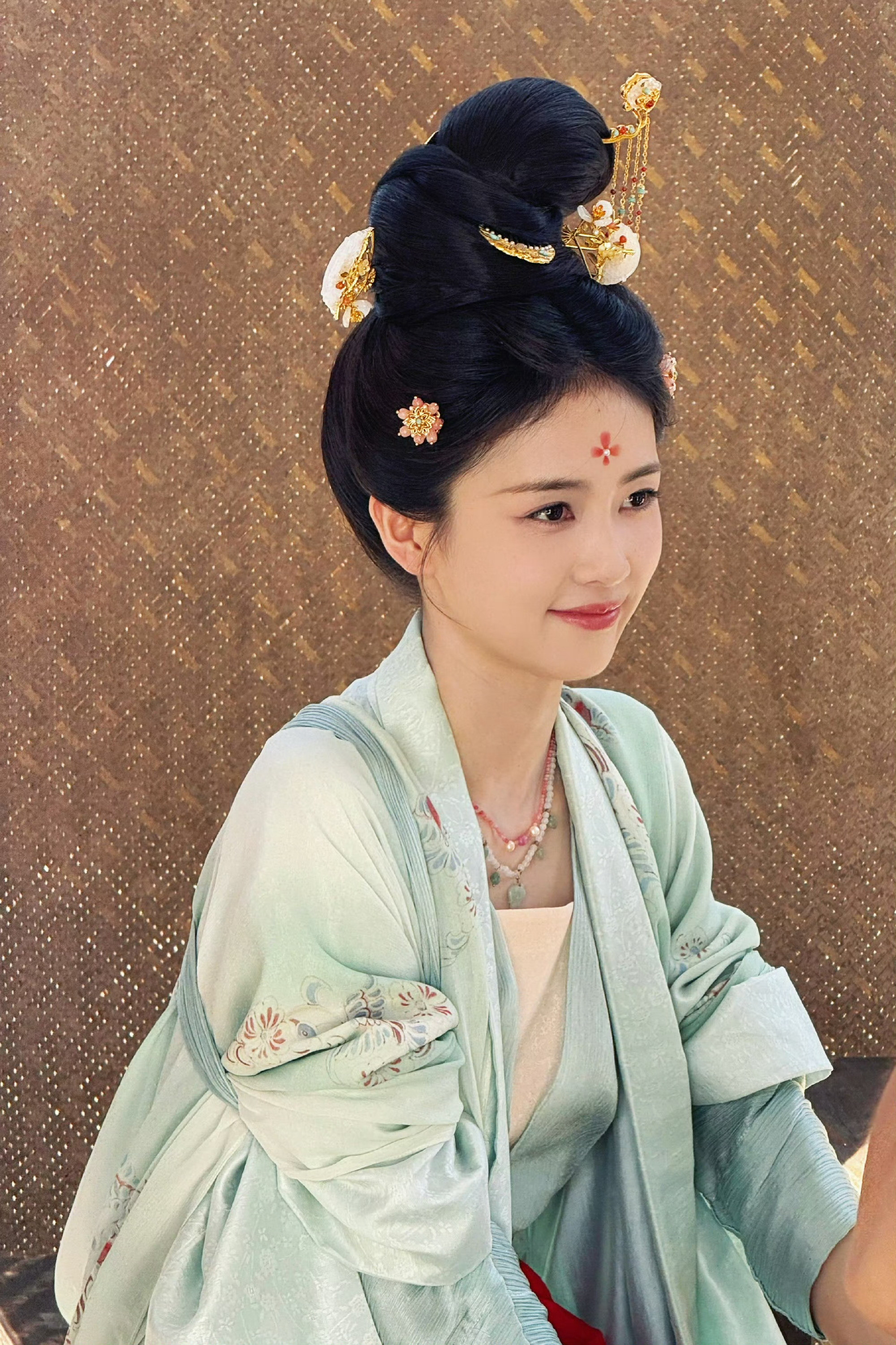 白鹿对朋友一直这么好，白鹿莫离也要杀青了，三十米的花墙和杀青大屏接叶璃回家。一起