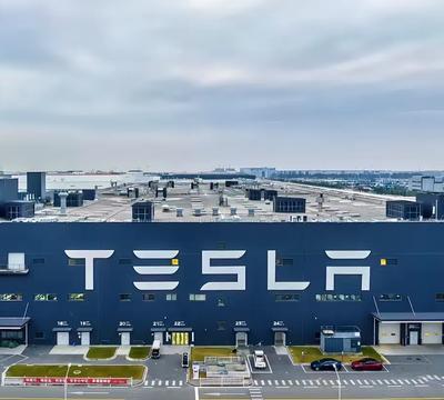 上海特斯拉超级工厂，占地1290亩，当时按市场价的10%卖给了特斯拉，并且给特斯