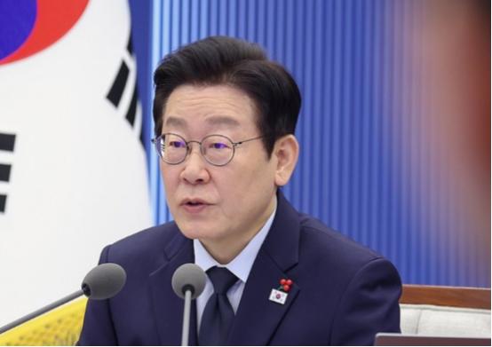 李在明回国后，立即展现铁腕手段。他将反对党的“毒舌议员”金美娜移交检方，理由是后