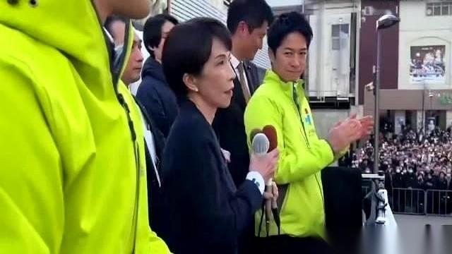 日本大选最后一天，高市早苗对着台下所有人，把话筒攥得死死的。她清了清嗓子，喊：