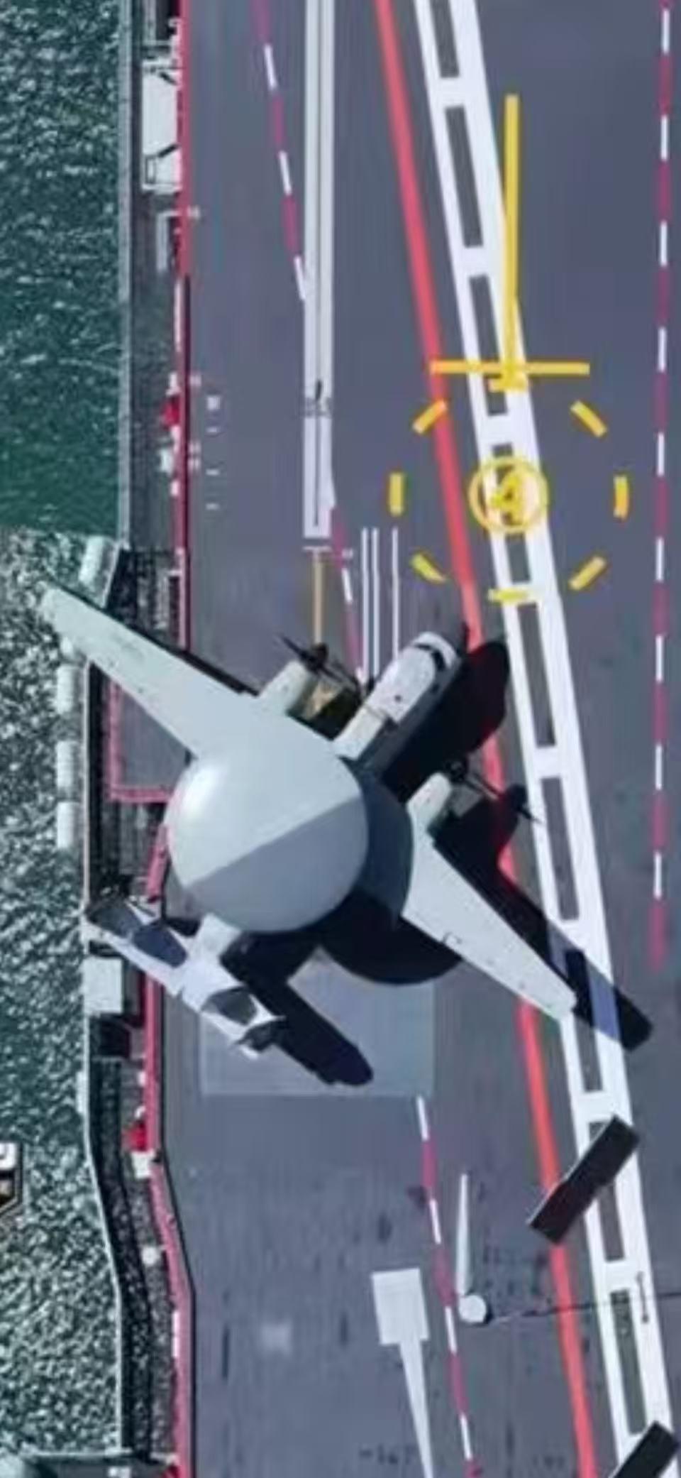 “福建”舰上的空警-600预警机，注意雷达罩的黑色部分是歪的，间接证明了空警-6