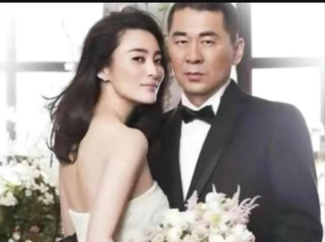2018年，《金粉世家》的导演李大为患了癌症，弥留之际妻儿守在身边，可是他的嘴里
