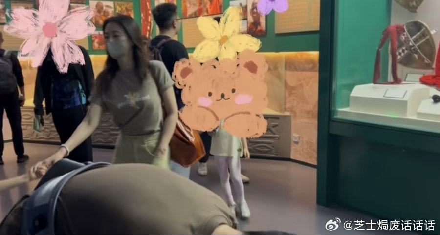 45岁高圆圆北京带娃，本人素颜很美像30多岁，女儿小眼睛长相普通