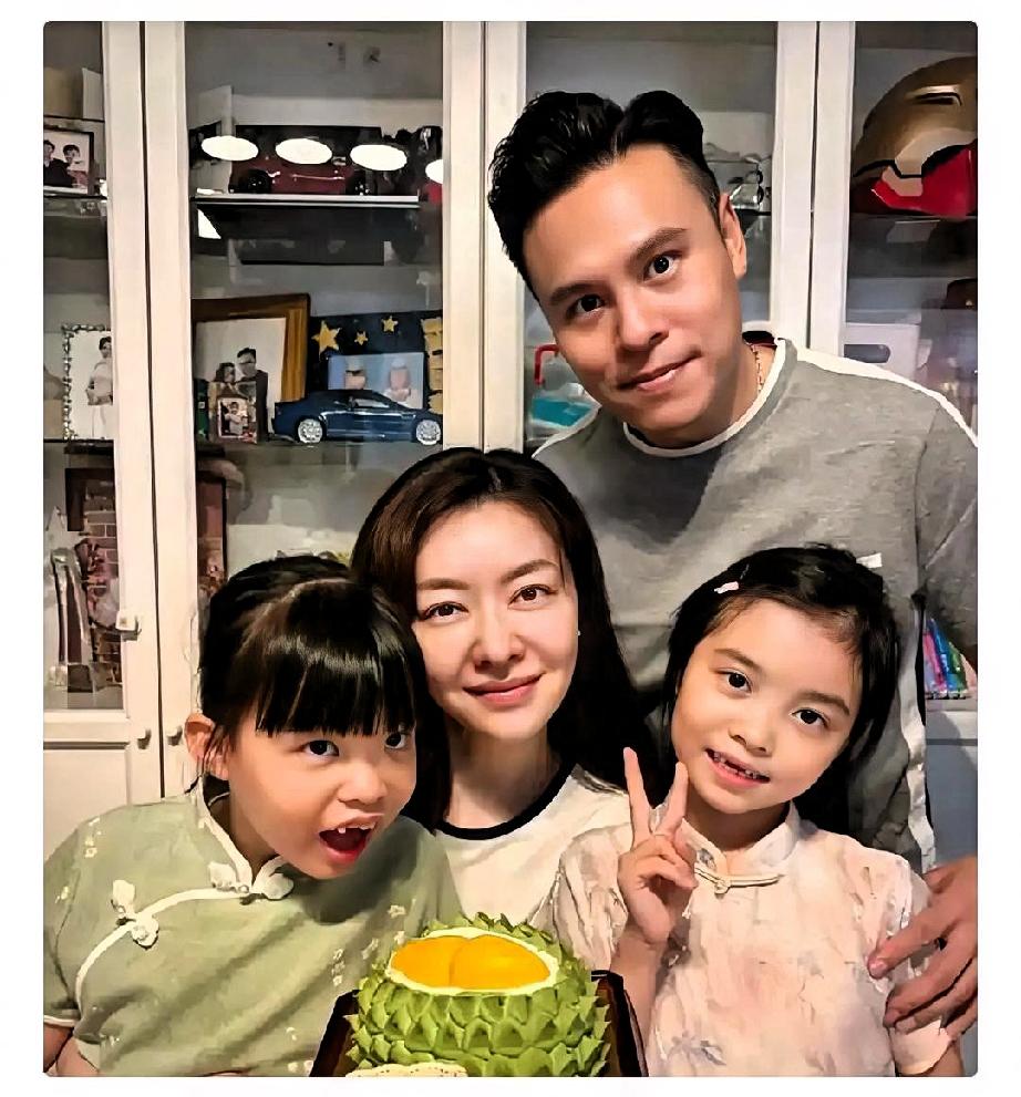 熊黛林这事儿，明眼人一看就懂了。她过生日晒全家福，表面上是其乐融融，一家四口