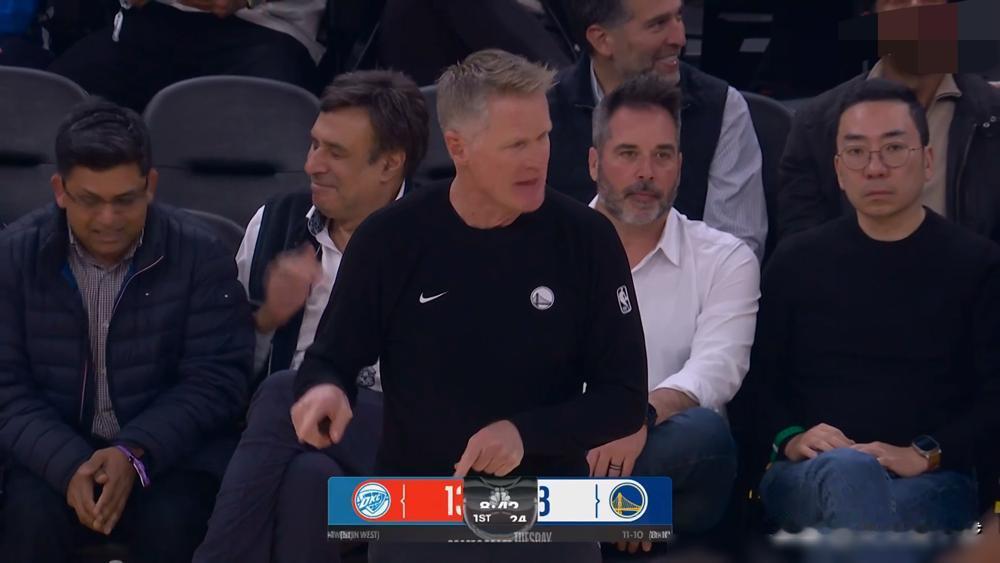 勇士对阵雷霆的比赛中发生了非常有趣的一幕！当时比赛刚刚开场3分多钟，勇士队格