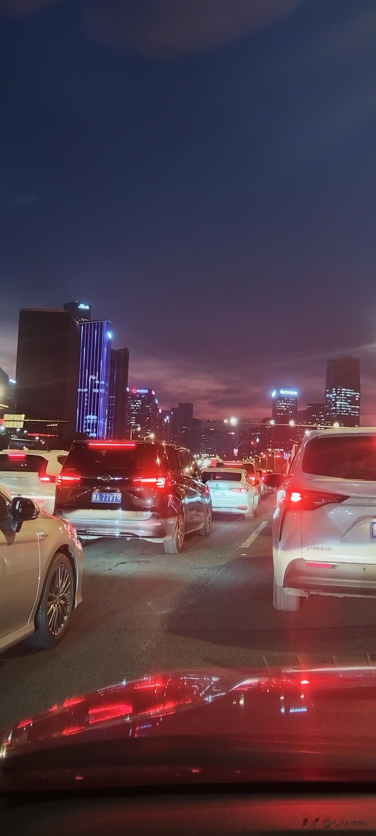 汉峪金谷这一片楼白天看还可以，但晚上就会给人一种压迫感。这一片的楼外观差不多，