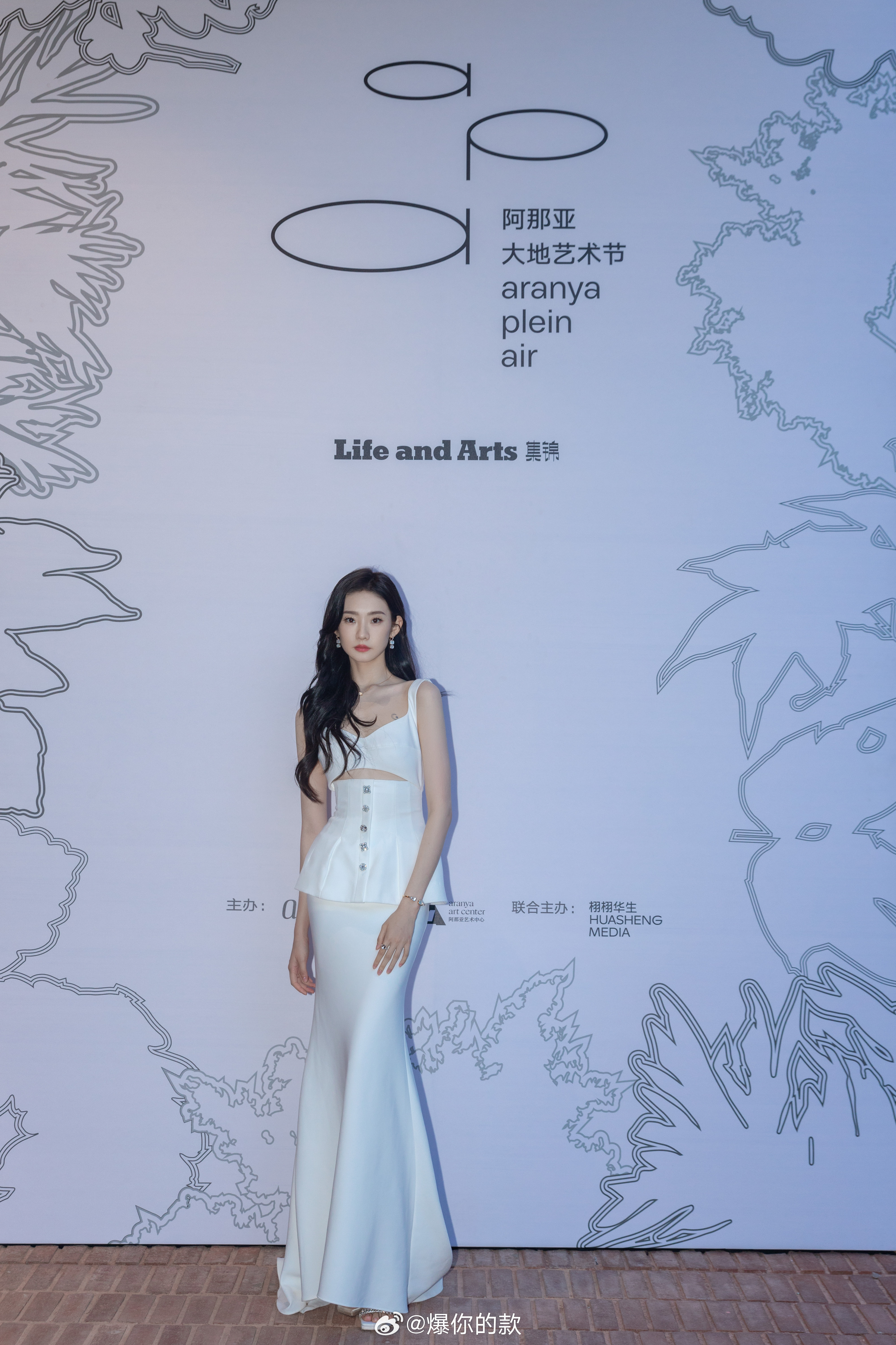 张艺凡请你好好用脸我命令张艺凡好好用脸！这张脸可是老天追着喂饭，美得像在发光，