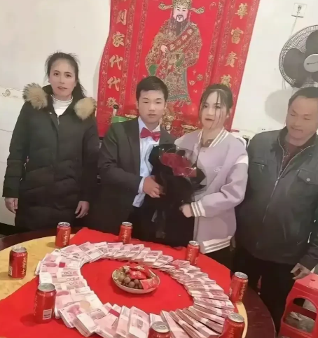 太心酸了”江苏，有一名女子回老家参加弟弟的订婚宴，当回到家里看到父母的时候，发现