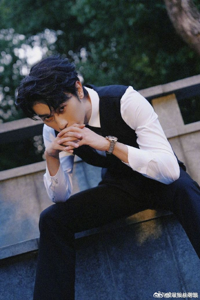 李柯以沉思我们是彼此的摄影师李柯以沉思飞机上偶遇互拍别人偶遇是打招呼，他们偶遇