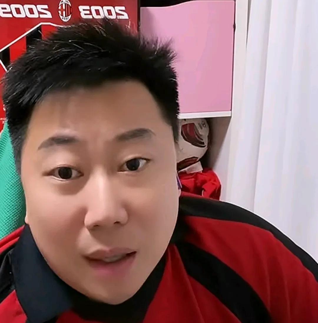 媒体人李宝库透露了北京国安队本赛季在判罚上吃亏的原因。李宝库在直播间表示，其实