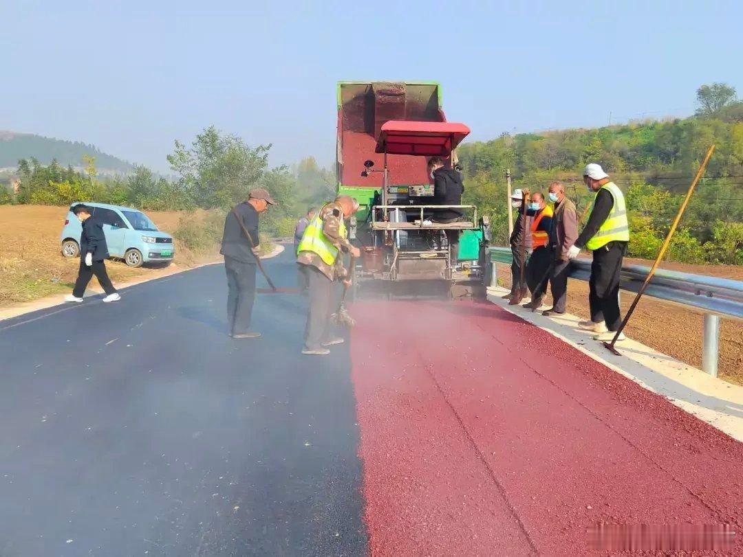 偃师彩色旅游公路惊艳亮相~~初冬时节，车行大口镇山张村，一条色彩斑斓、标识醒目、