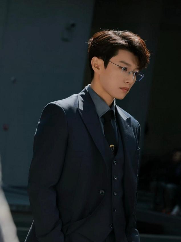 《轧戏》男二掀桌了《轧戏》播的很一般，男女主陈星旭和卢昱晓没啥热度，反而是男二