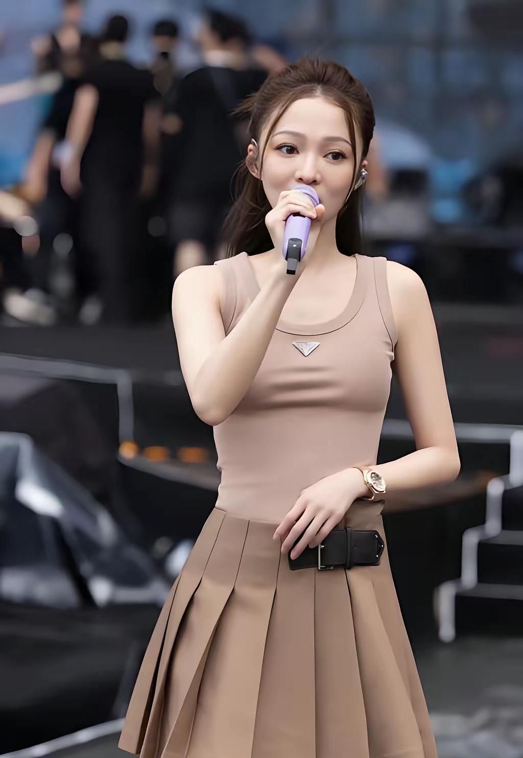 我有种预感张韶涵估计要结婚了不是她谈恋爱了，也不是她没钱了，而是她说一半人生