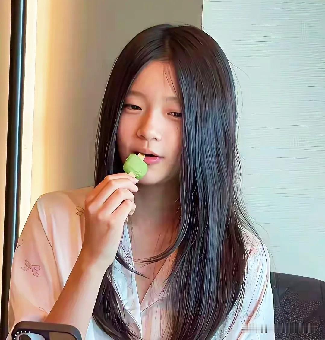 同样是围着小玥儿，两组长辈的日常一对比，高下一眼分明，网友看完纷纷感慨：孩子心里