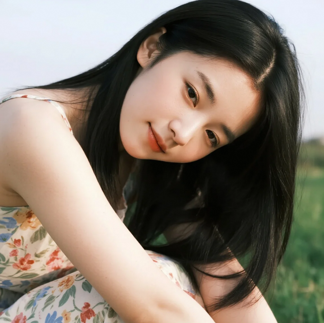 桃花眼含柔情，碎花裙下是青春模样