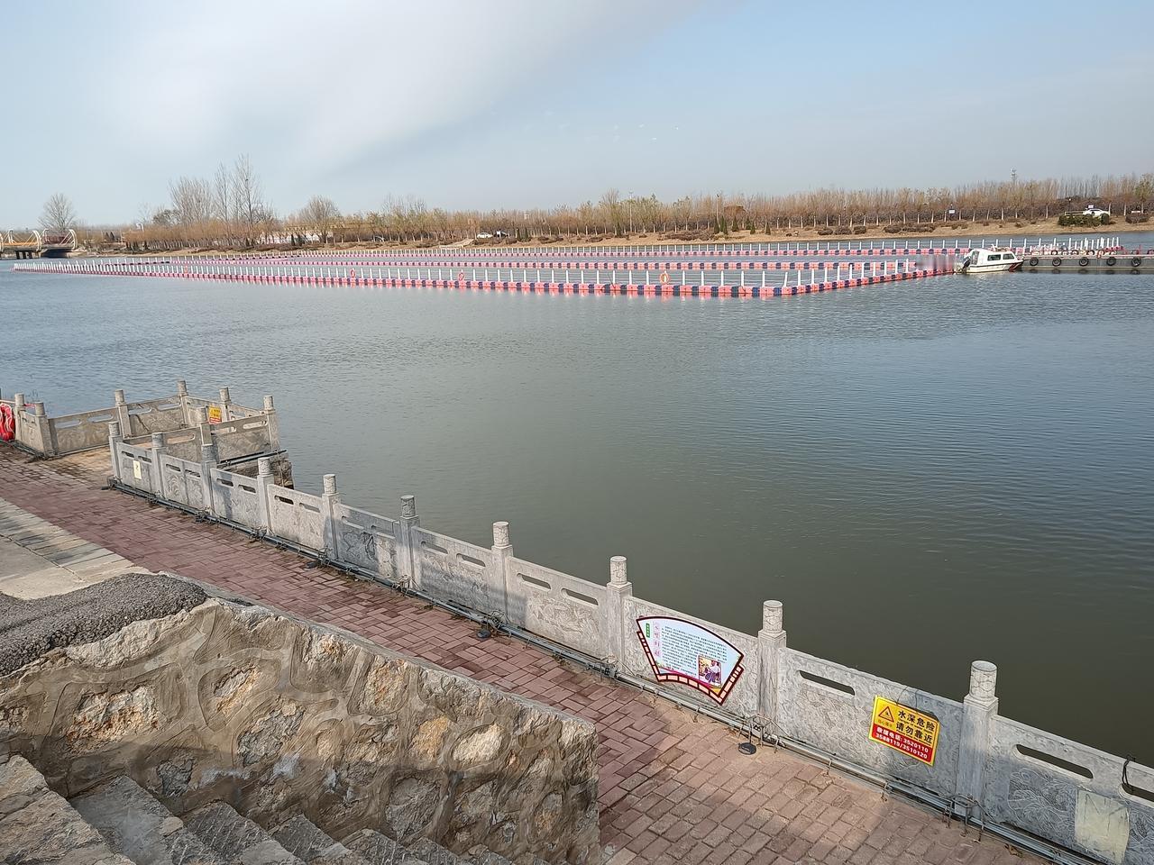 昨天送了个小伙子，在一家养猪场工作，我看到有个大车上写着招工，保底一万的字样。