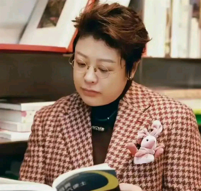 韩红减了四十斤，53岁的她确实帅气很多，网友：姐更慈祥了！​​​