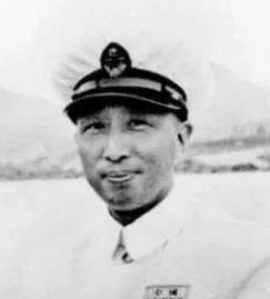 张学思以海军参谋长的身份，忍受潜艇内部狭小逼仄高热的环境，坐着潜艇巡查南海，一坐