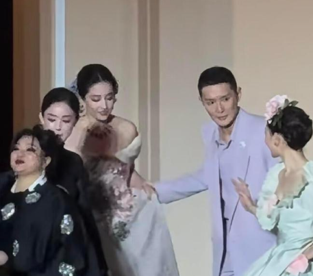 真拿这姐没办法，总编看了四次一点发没有眼神笑死我了真想当时替他说一句：楚曦