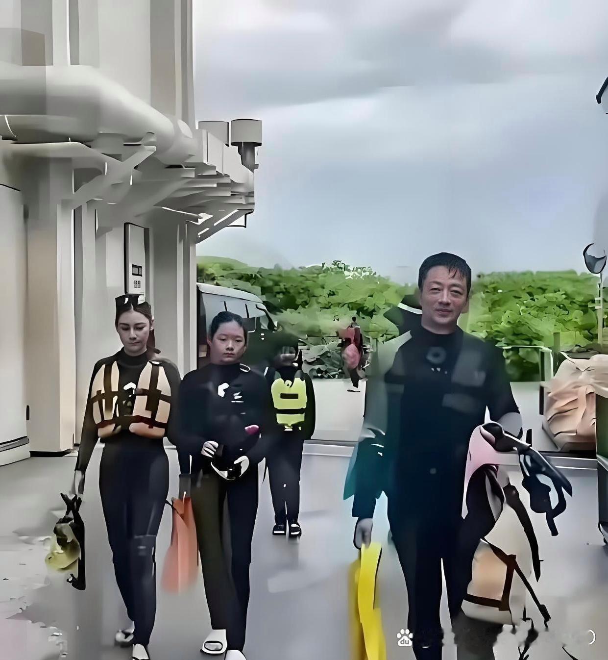 大S女儿小玥儿，终于把头发扎起来了，露出了清秀的脸庞，真的是小小S！