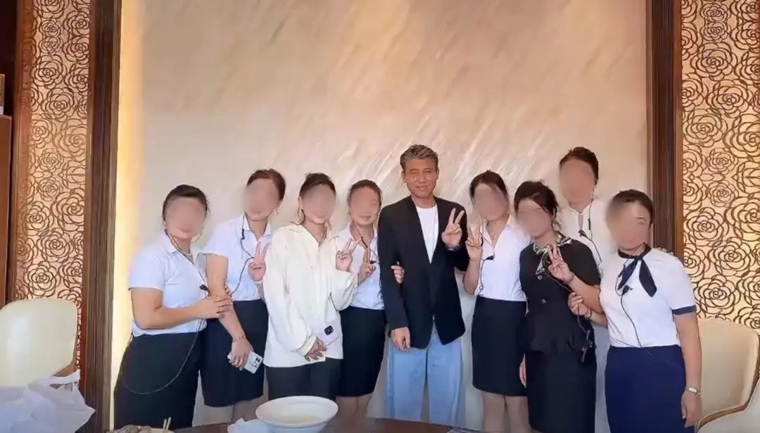李乃文一家丹东度假被偶遇，妻子露脸不是杨婷，俩人有两儿一女！​​​