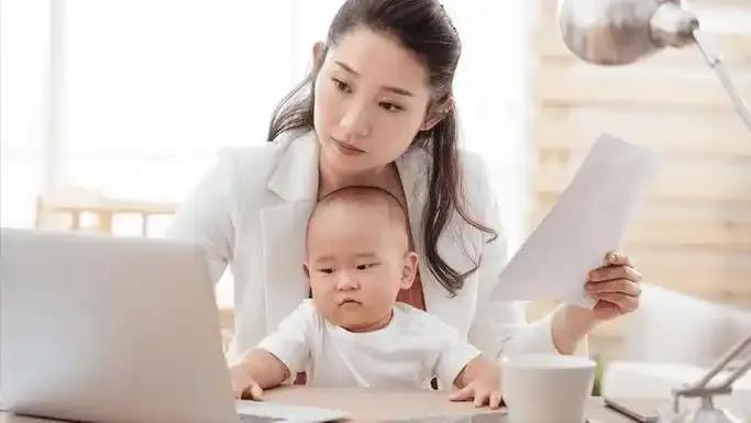 新闻都看了吧？财政部砸了将近1000亿搞育儿补贴，住建部又推“以旧换新”。如果你