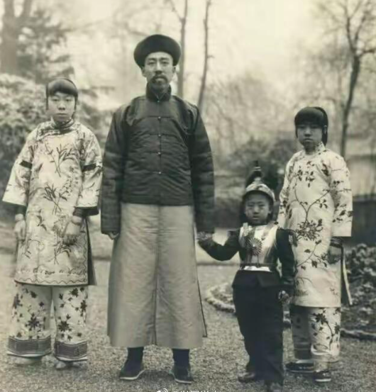 这张1902年的老照片，记录了清朝驻法公使孙宝琦与三个子女的珍贵瞬间。照片最左边