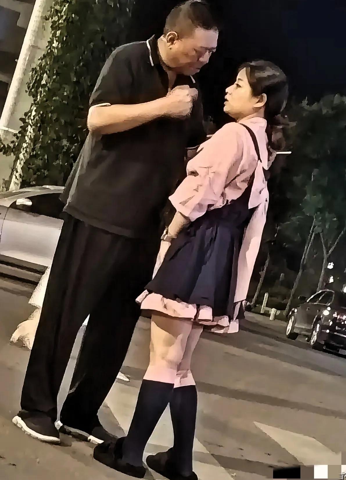 为什么年轻女孩喜欢大叔？大街上，女孩身着粉色裙装，大叔看年龄不低于60了，就那