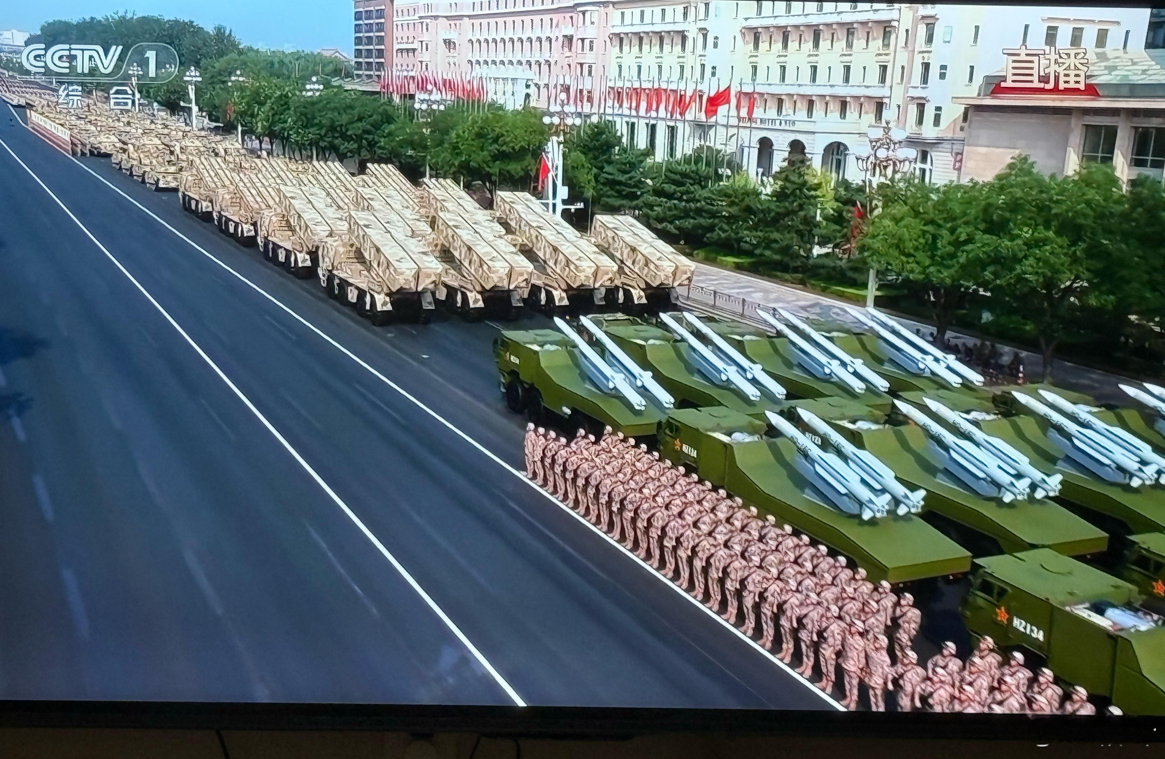 九三盛大阅兵开始卧槽了。一个也不认识。[笑着哭]​​​