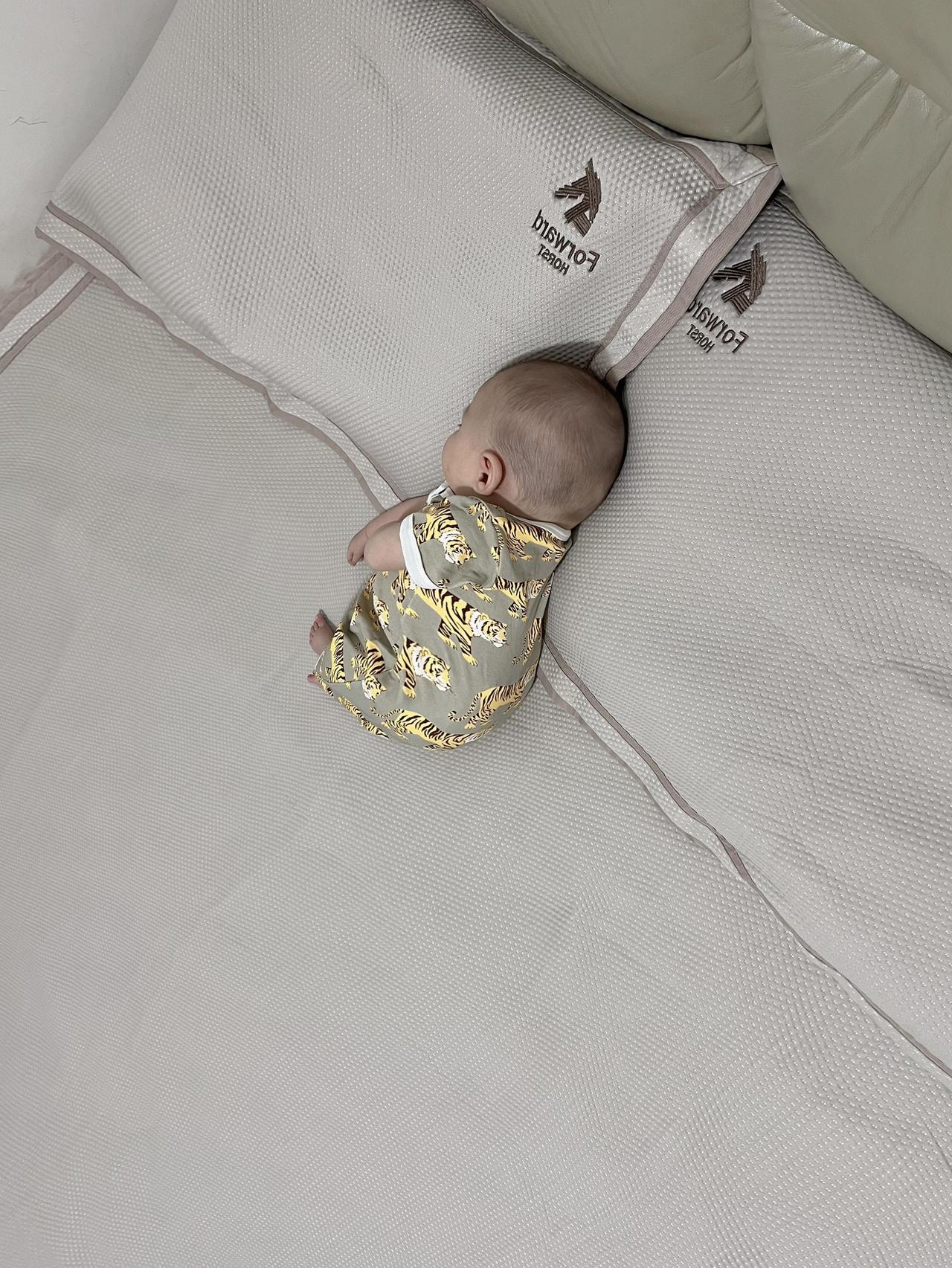 宝宝，你好像一个小腰果呀！