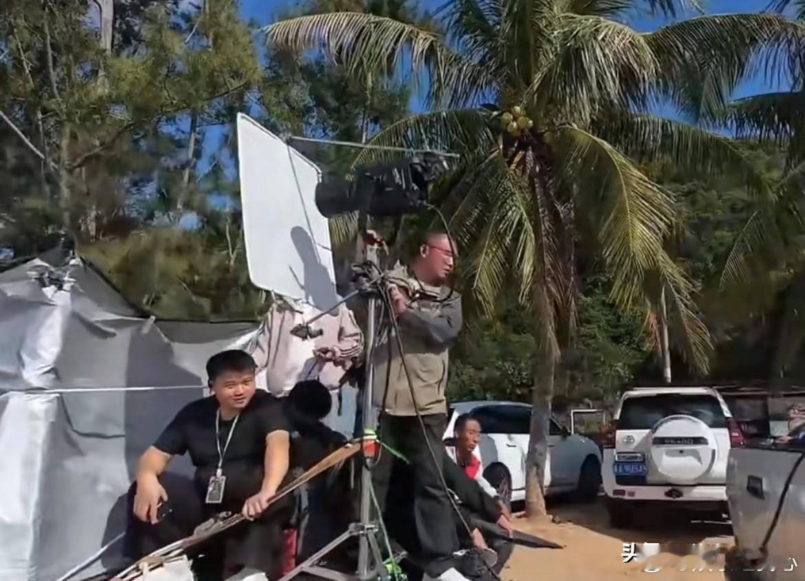 1月3日，杨紫《玉兰花开君再来》路透！皮卡拉着老爷车，杨紫身穿白裙，梳着中分卷发