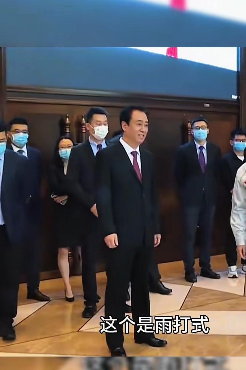 2022年，恒大第一辆汽车恒驰下线，许家印意气风发的样子。那个时候，谁能想到，这