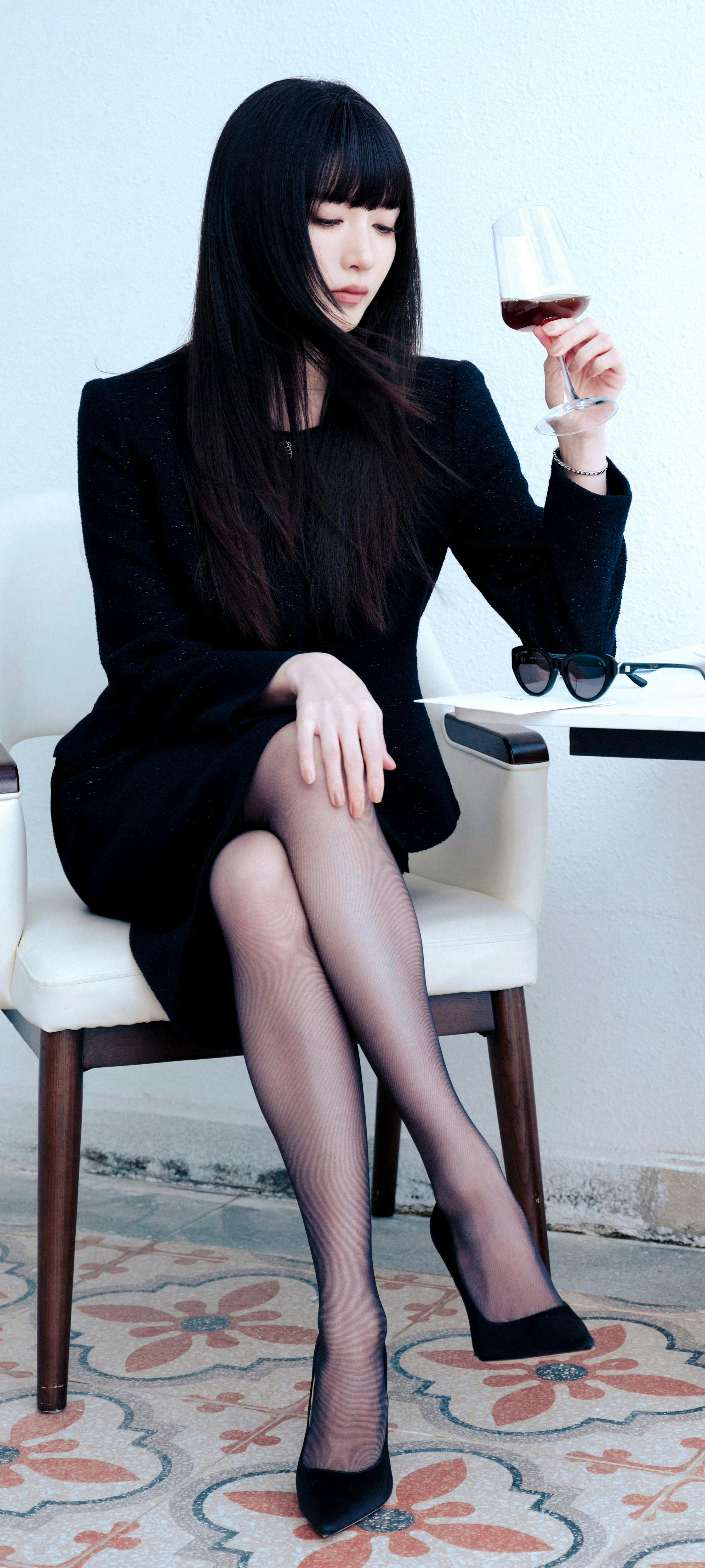 江疏影x最新物料出图·齐刘海穿搭黑丝