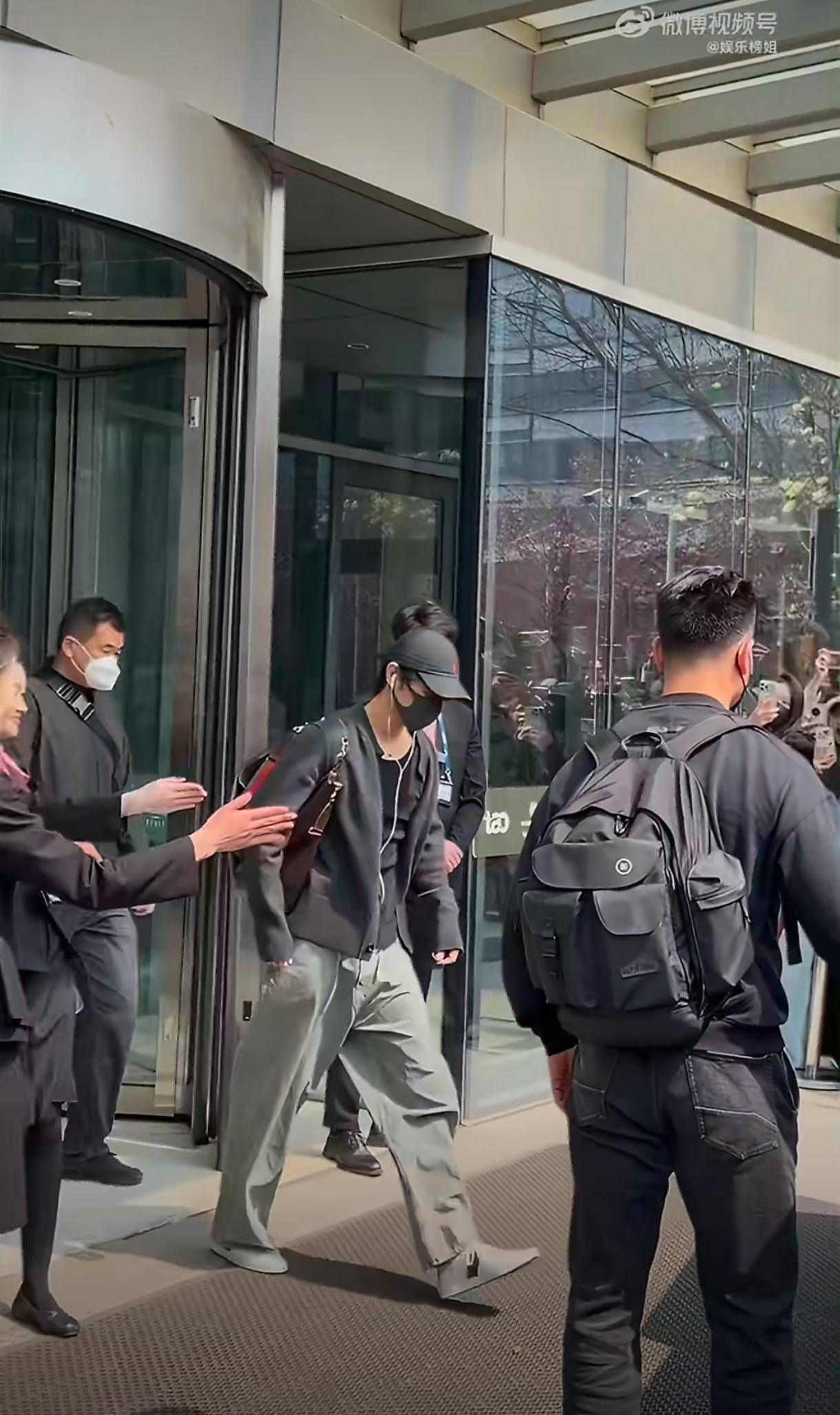 谁懂啊！肖战一到青岛进组《十日终焉》，青岛文旅直接杀疯了！第一个官方路透秒出，感