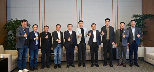 很多人不理解，为什么比亚迪王传福也曾参加了小米汽车的发布会？原因很简单吗，