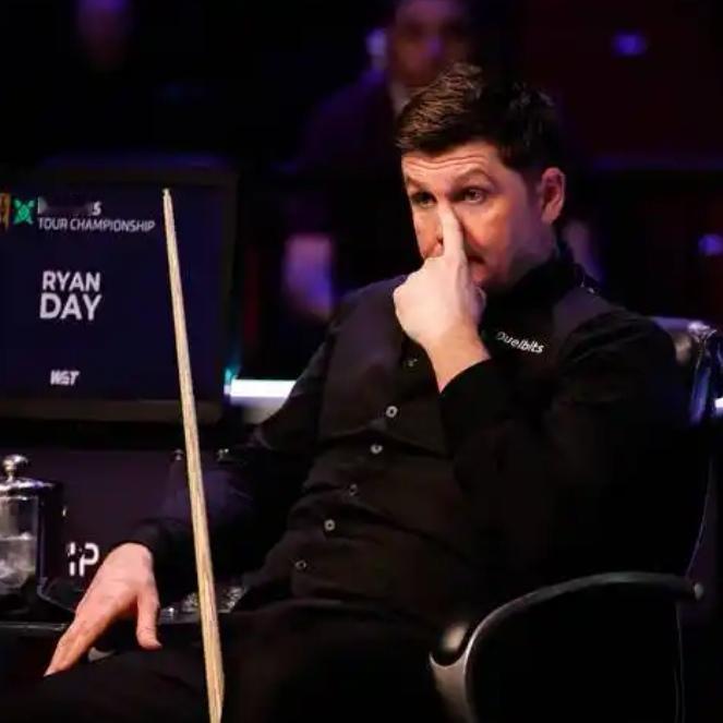 斯诺克英锦赛正赛斯佳辉6：0大胜瑞恩戴，特鲁姆普6：4胜马奎尔。正赛揭幕战