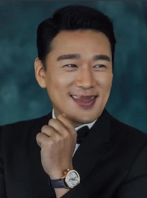 当年，王耀庆为了打游戏4个月不出门，买8台电脑，20个账号。可是房东女儿收租时，