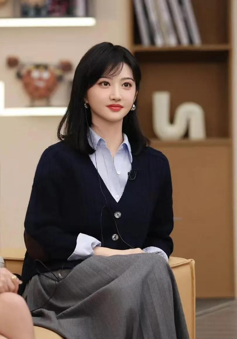 甜这新风格也太嫩了！藏蓝开衫叠浅蓝衬衫，配灰色百褶裙，清爽又温柔~这一身把