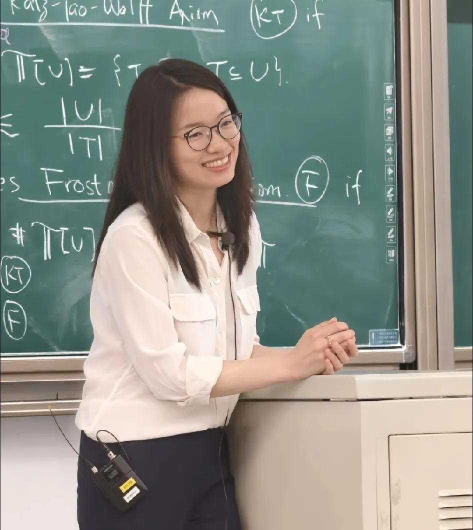 原来数学家王虹，是一位长相温婉温柔的女性。别看她虽然娇小玲珑，但是脑袋却有大大的