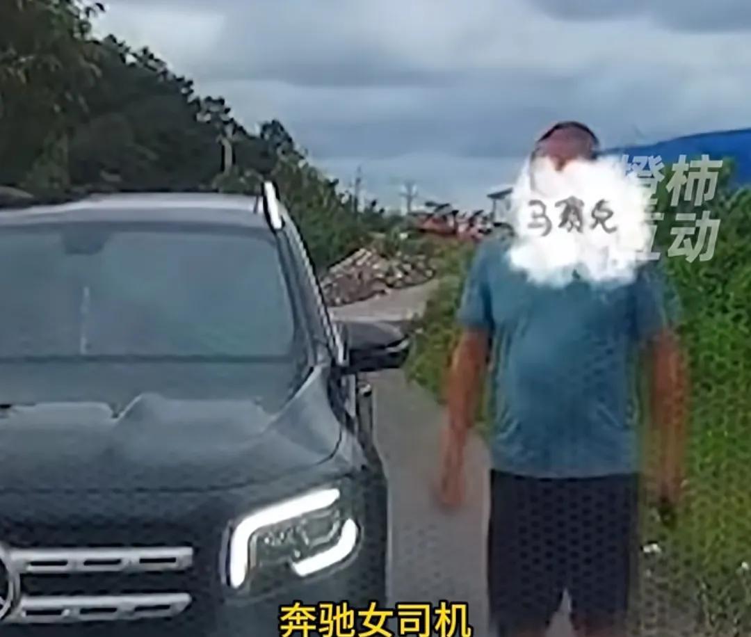 奔驰女车主给所有的男人狠狠地敲了个响钟不管对方有多漂亮，身材有多好，切记脑